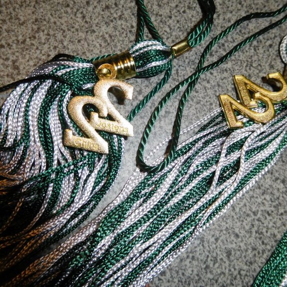 2022 MOTAR BOARD TASSLE GRADUATION SILVER & GREEN TASSEL TASSLE JOSTENS - Picture 2 of 2